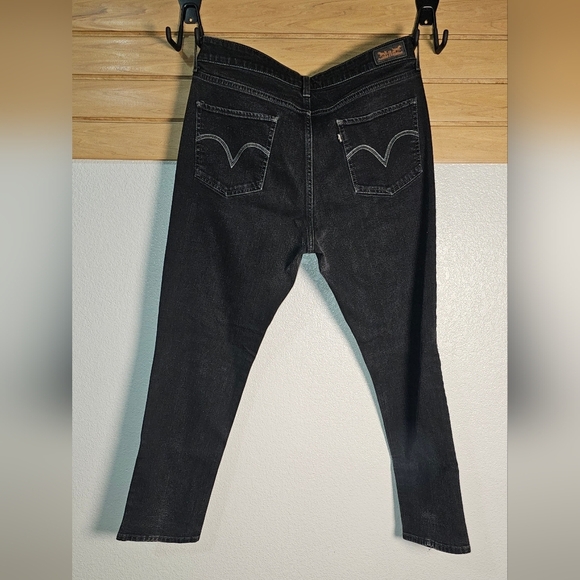 Black Levis with no tags.  In between a straight and skinny.  Waist is 17. - Picture 4 of 8